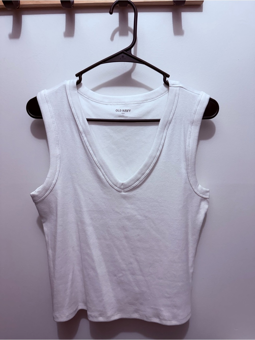 Old Navy White V-Neck Ribbed Tank Top - Picture 3 of 5